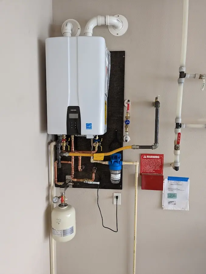 Professional plumber installing copper piping in a Pocola home